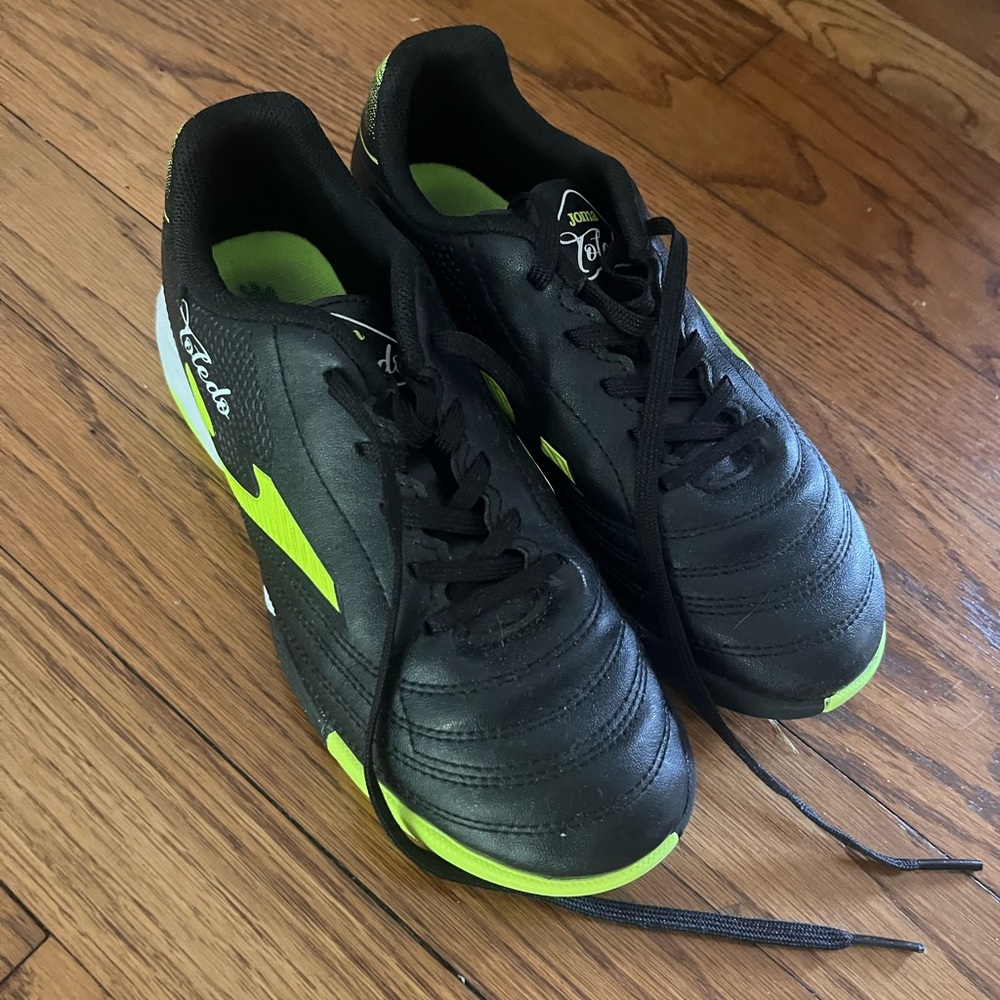 Kids soccer cleats like new